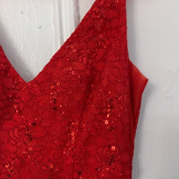 Elegant Red Dress - Picture 4 of 8